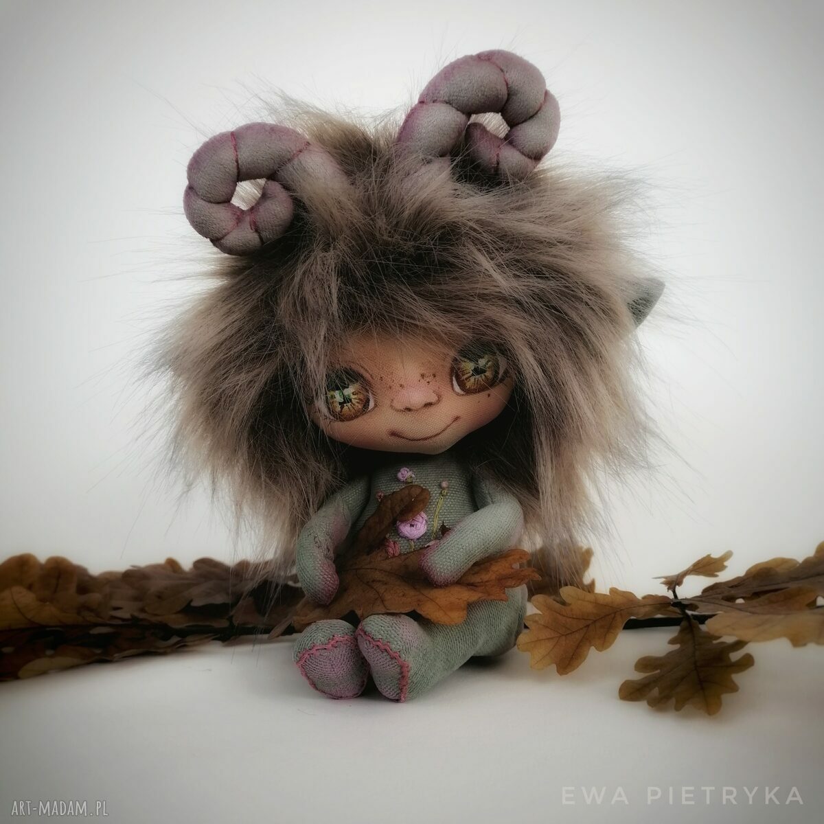 Szkrab - rogaty chochlik, lalka kolekcjonerska ręcznie szyta i malowana (ok. 18 cm)