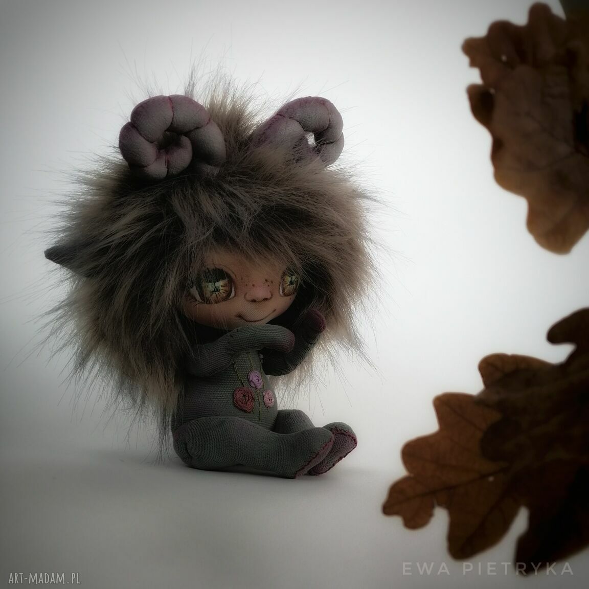 Szkrab - rogaty chochlik, lalka kolekcjonerska ręcznie szyta i malowana (ok. 18 cm)