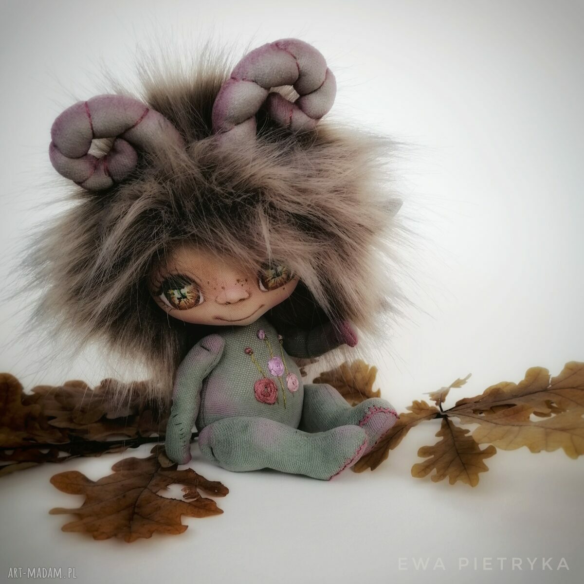 Szkrab - rogaty chochlik, lalka kolekcjonerska ręcznie szyta i malowana (ok. 18 cm)
