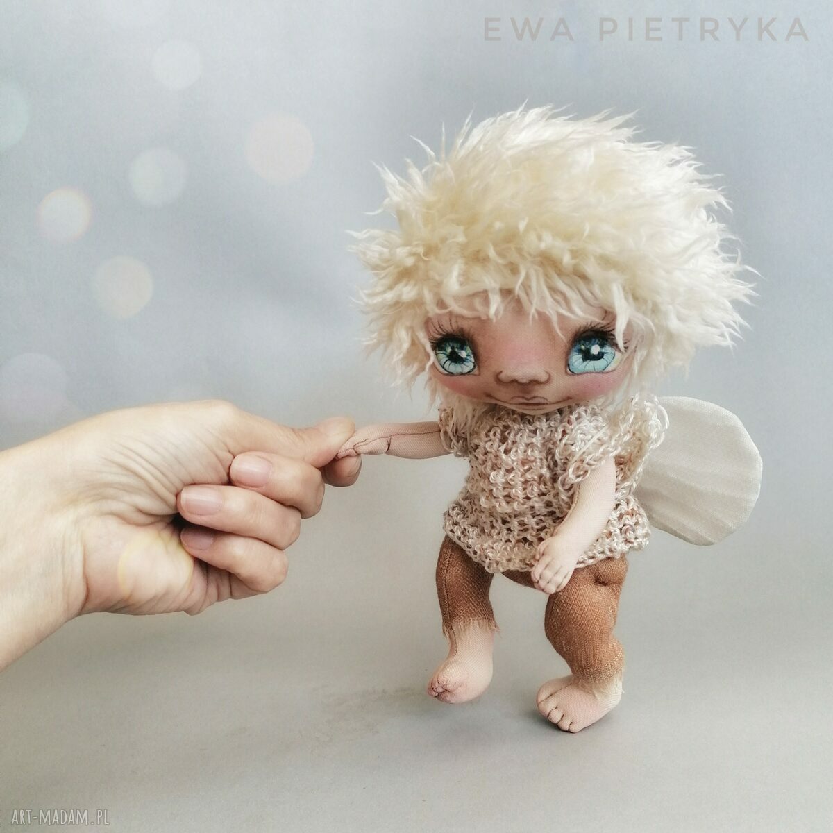 Szkrab skrzydlaty - aniołek kolekcjonerski ręcznie szyty i malowany (ok. 18 cm)