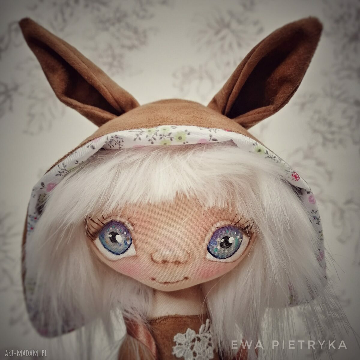 Szkrab Zajączek - figurka tekstylna ręcznie szyta i malowana