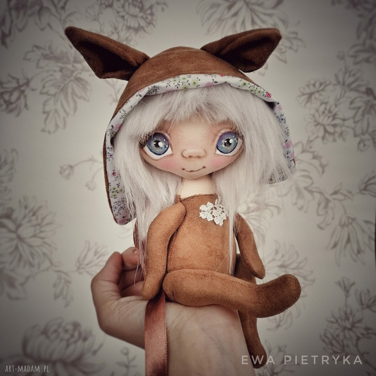 Szkrab Zajączek - figurka tekstylna ręcznie szyta i malowana
