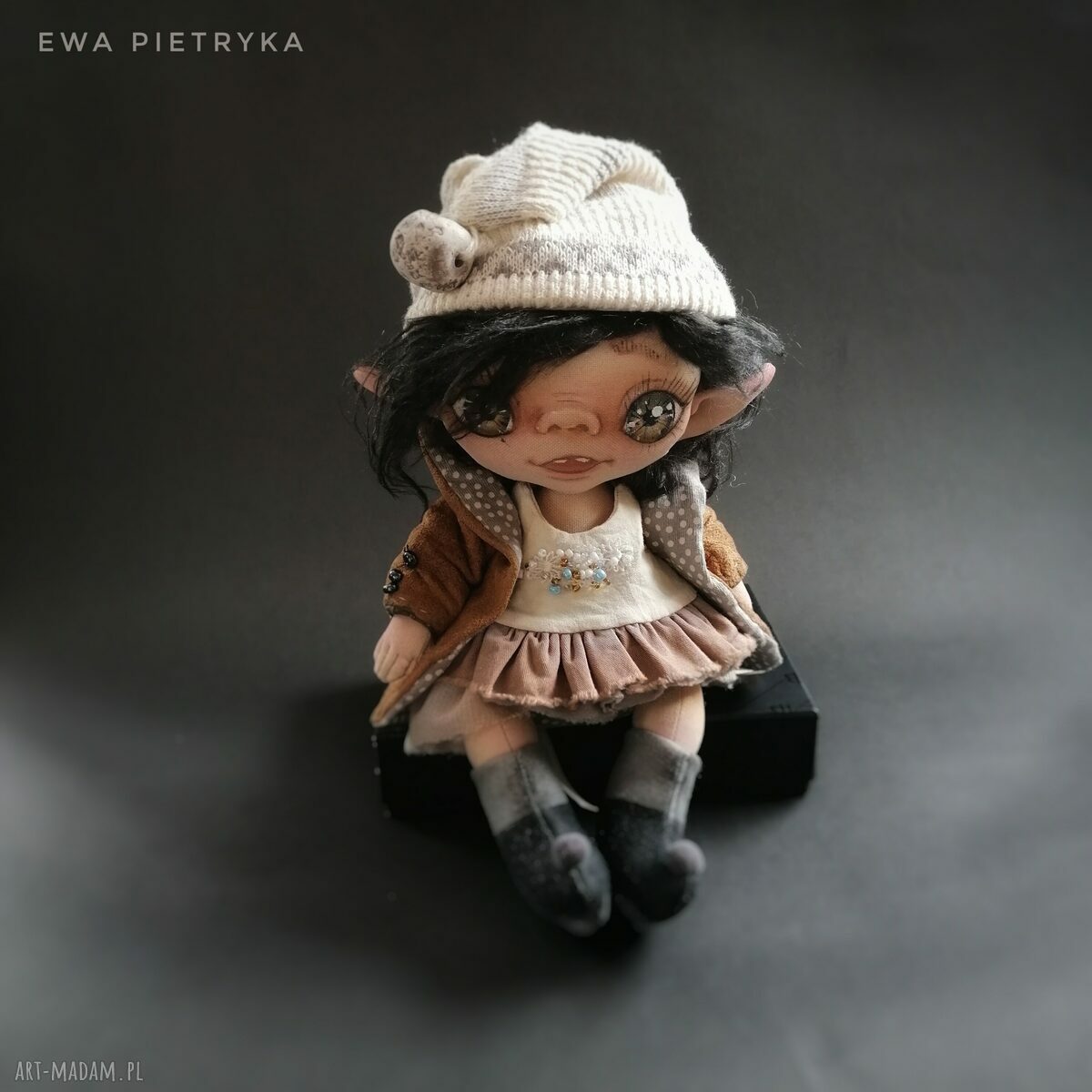 Szkrab ZU - lalka kolekcjonerska chochlik podróżny 18 cm, ręcznie szyta i malowana