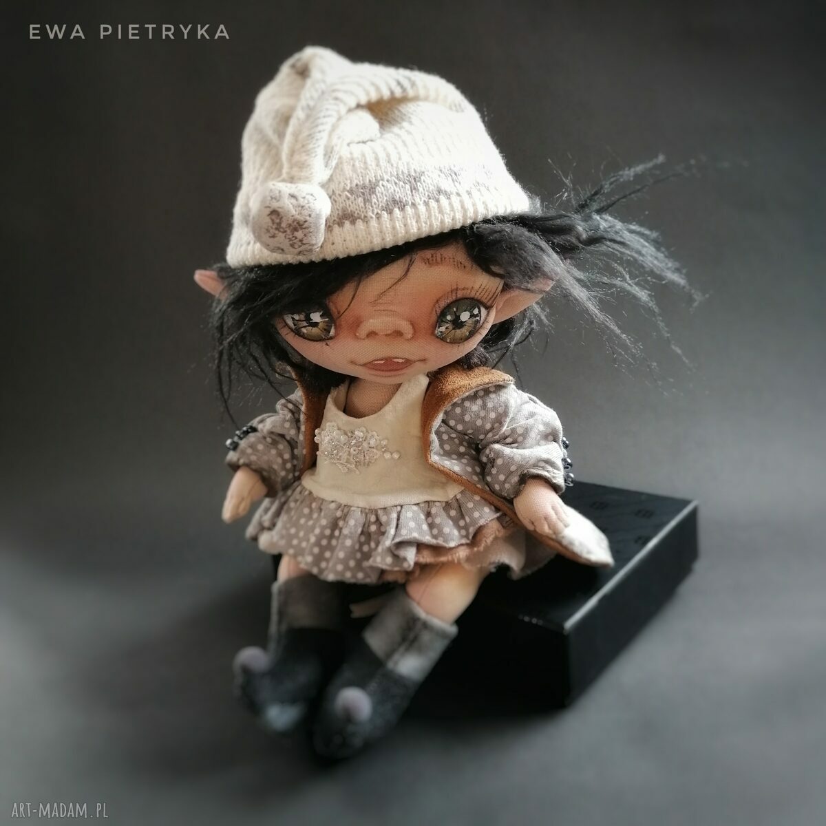 Szkrab ZU - lalka kolekcjonerska chochlik podróżny 18 cm, ręcznie szyta i malowana