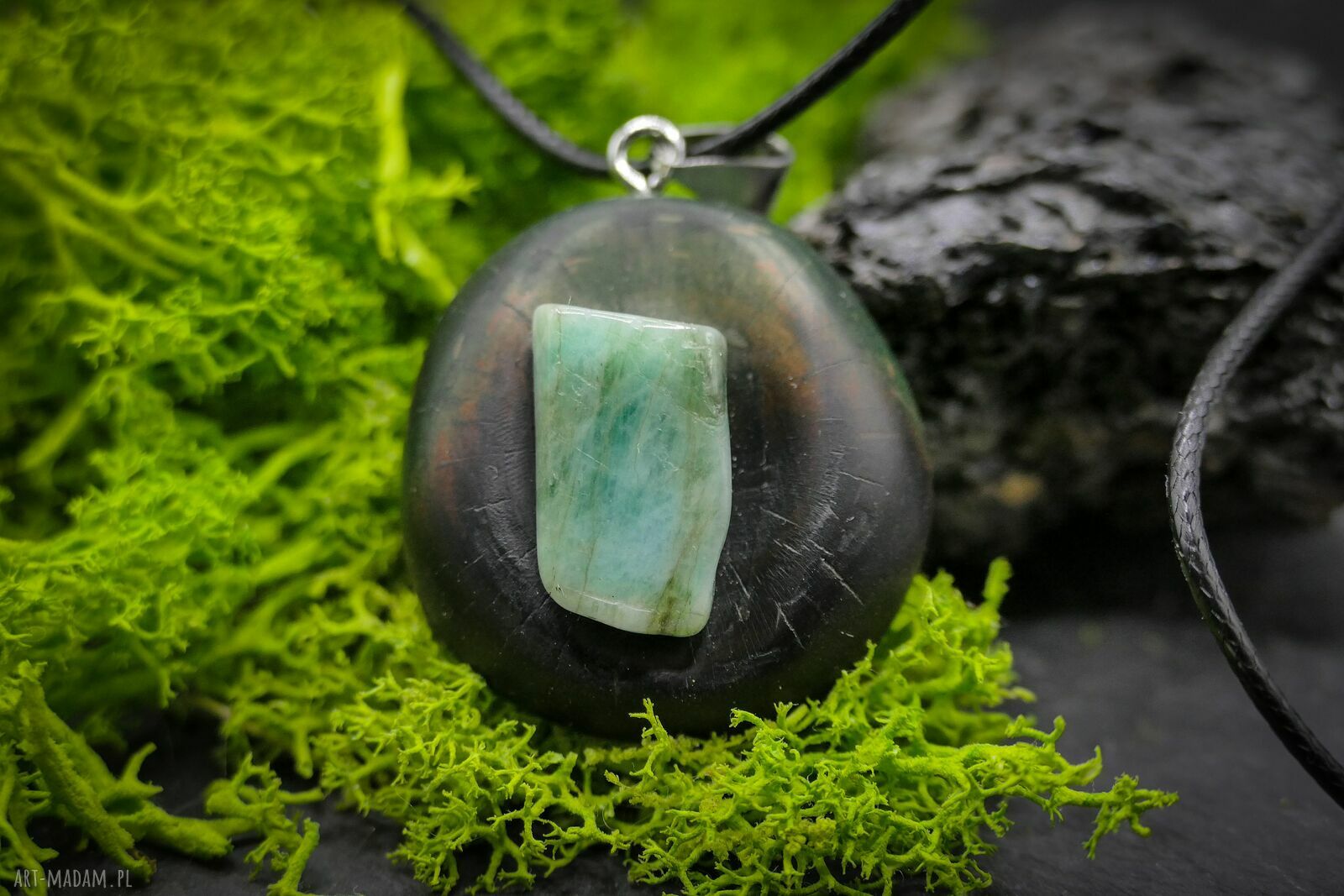 Szmaragd naturalny - wisiorek z drewna brzozy, pirografia (handmade)