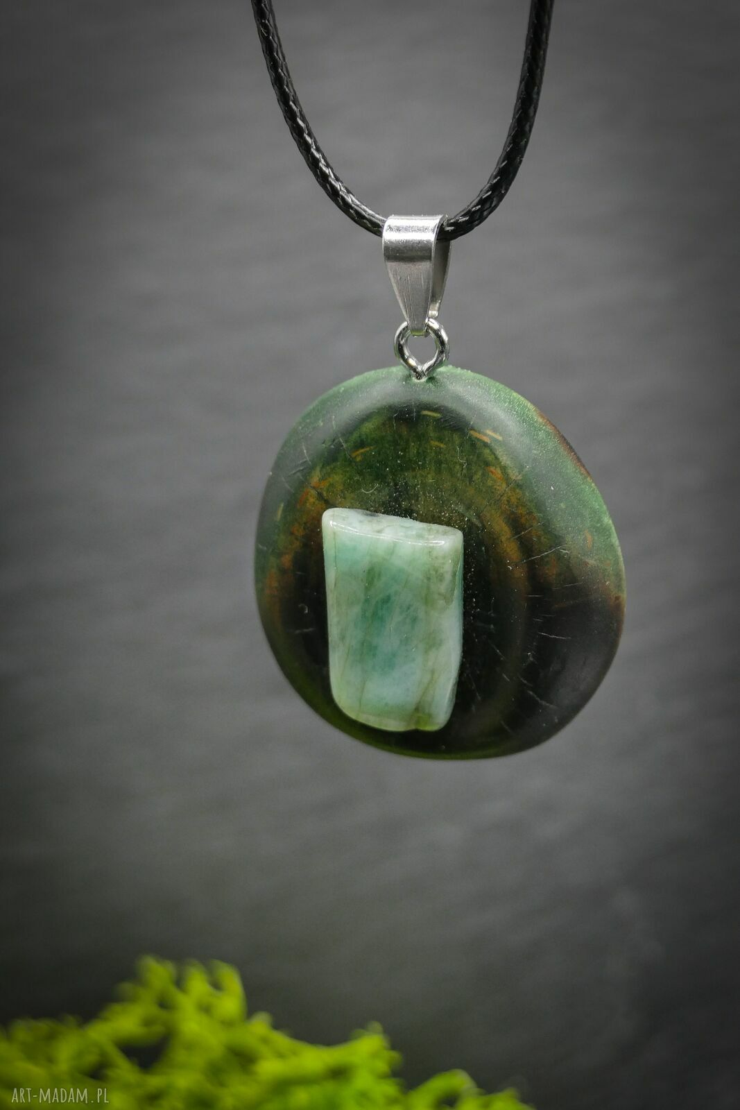Szmaragd naturalny - wisiorek z drewna brzozy, pirografia (handmade)
