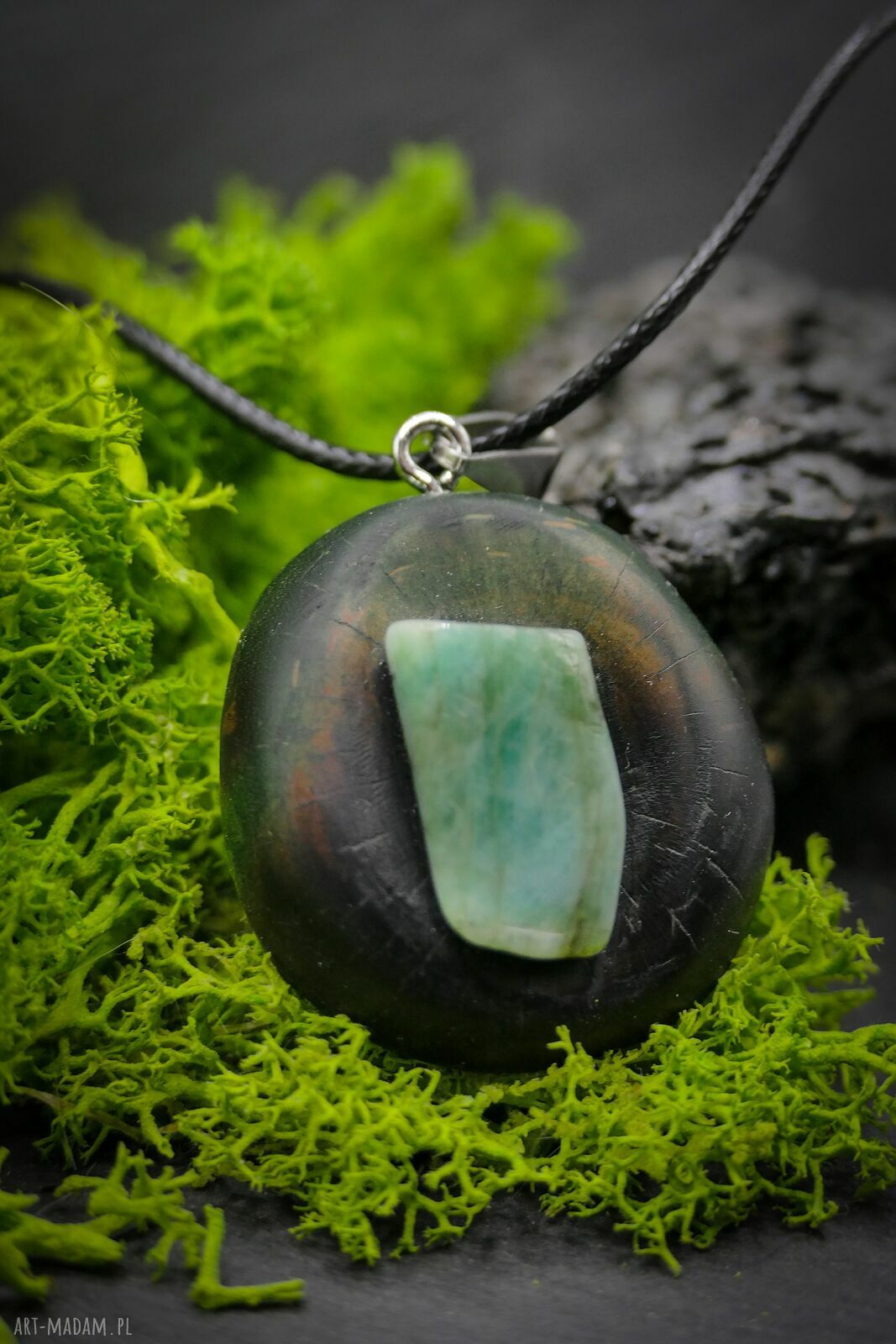 Szmaragd naturalny - wisiorek z drewna brzozy, pirografia (handmade)