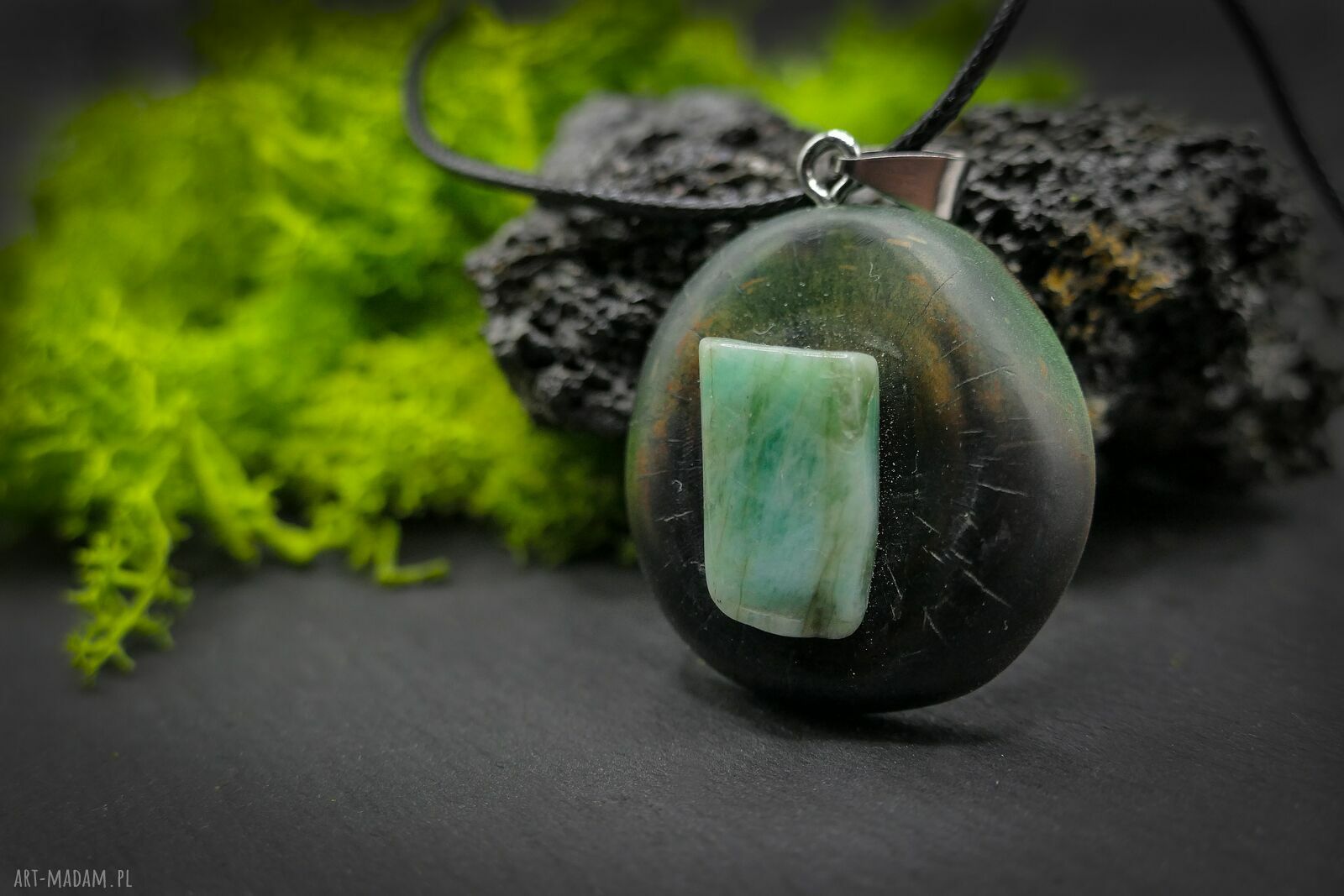 Szmaragd naturalny - wisiorek z drewna brzozy, pirografia (handmade)