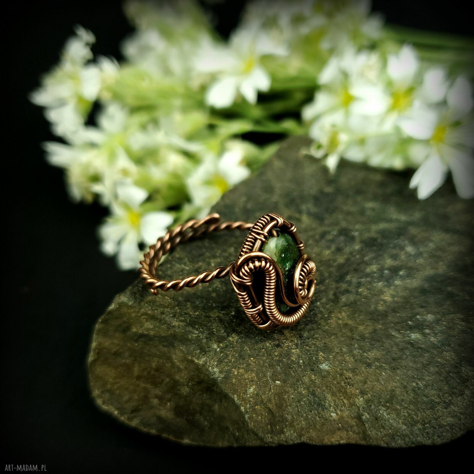 Szmaragdowy pierścionek regulowany z oksydowanej miedzi - rękodzieło wire wrapping