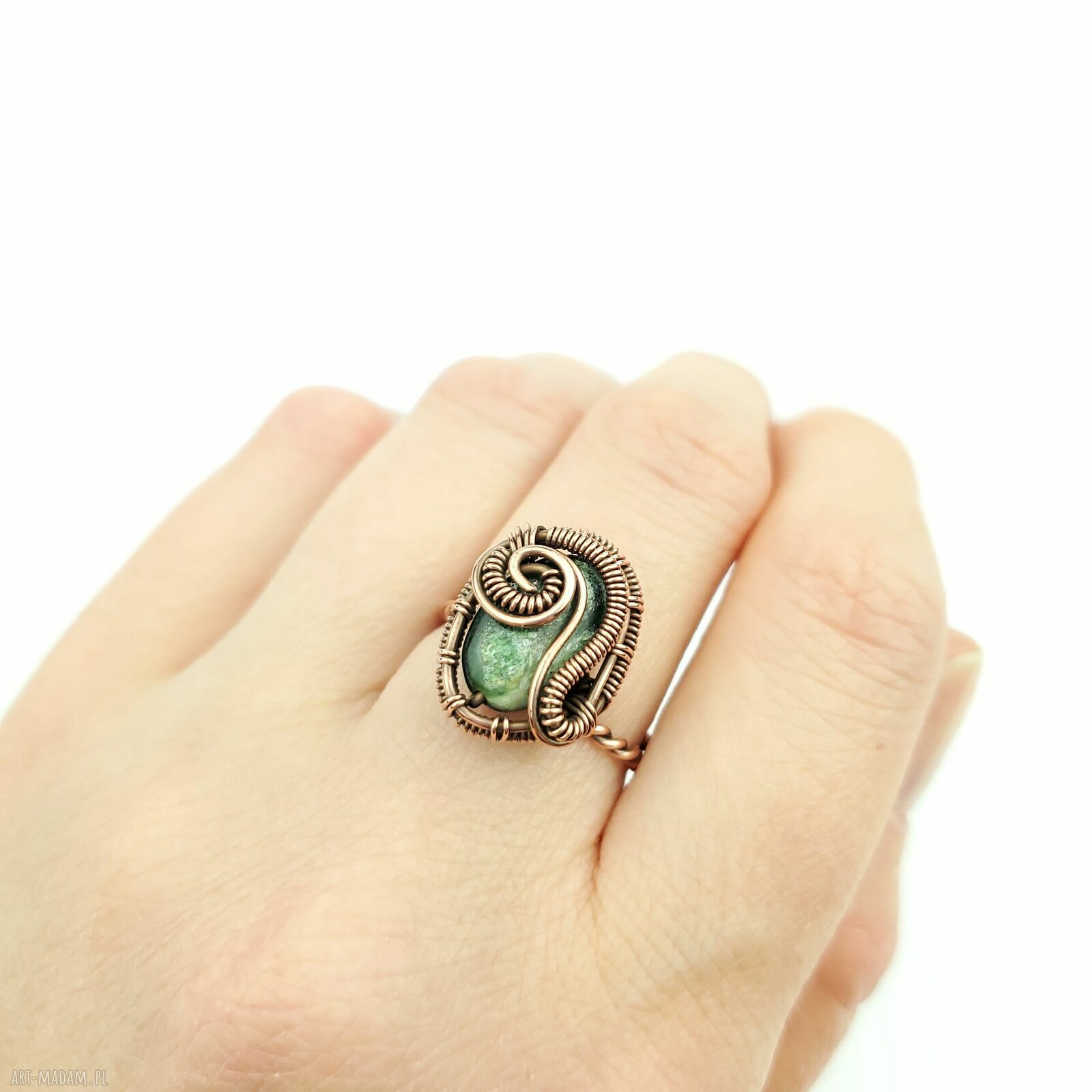 Szmaragdowy pierścionek regulowany z oksydowanej miedzi - rękodzieło wire wrapping