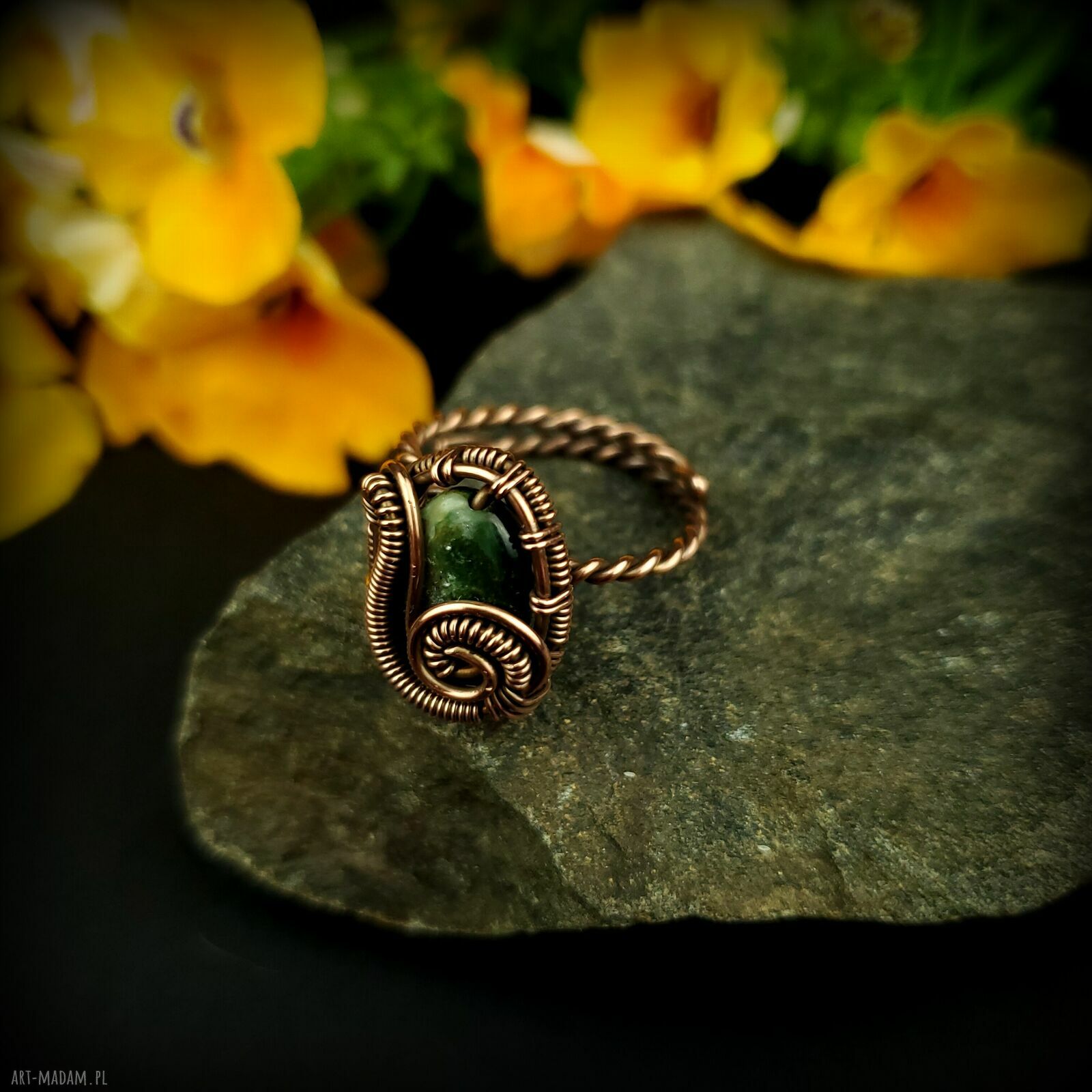 Szmaragdowy pierścionek regulowany z oksydowanej miedzi - rękodzieło wire wrapping