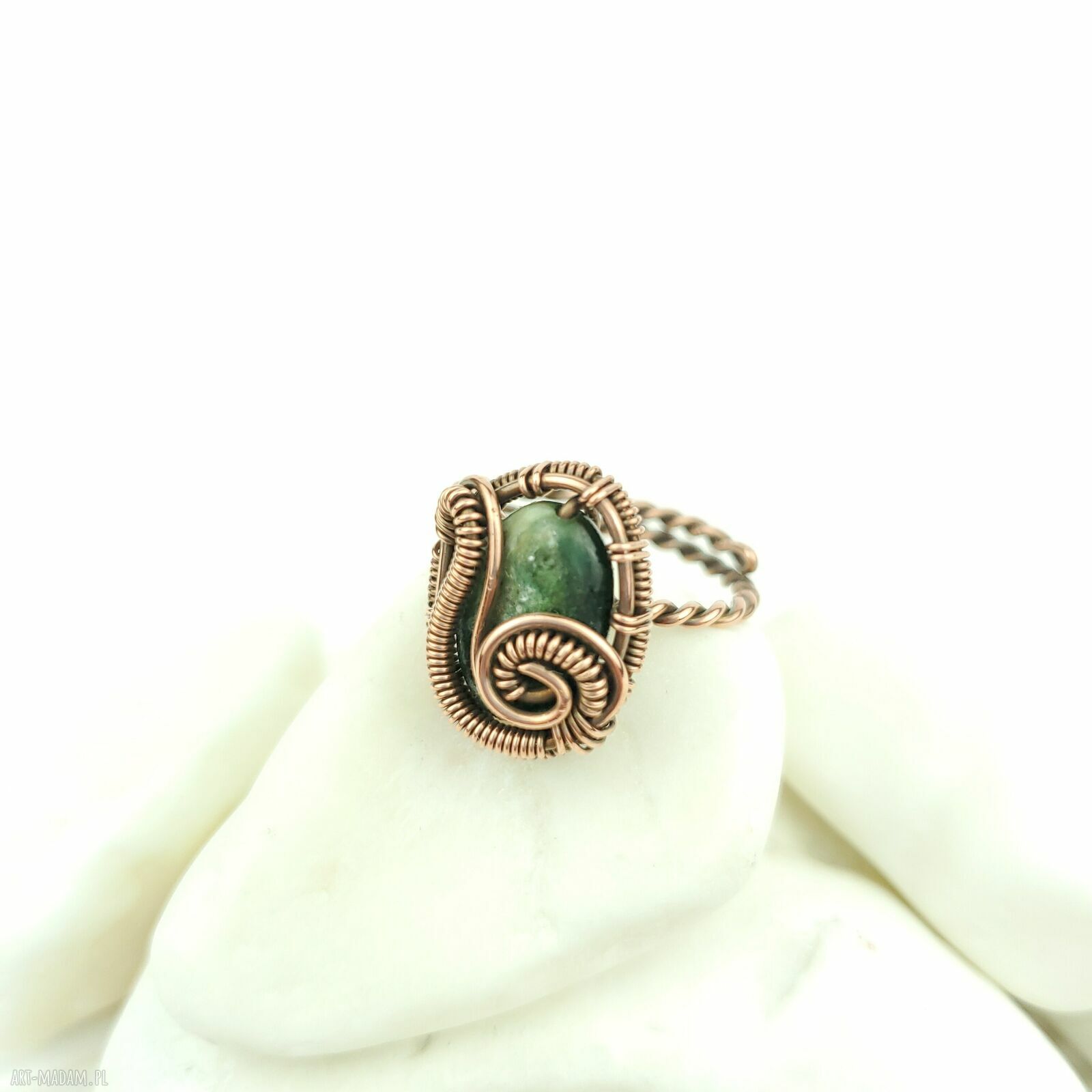 Szmaragdowy pierścionek regulowany z oksydowanej miedzi - rękodzieło wire wrapping