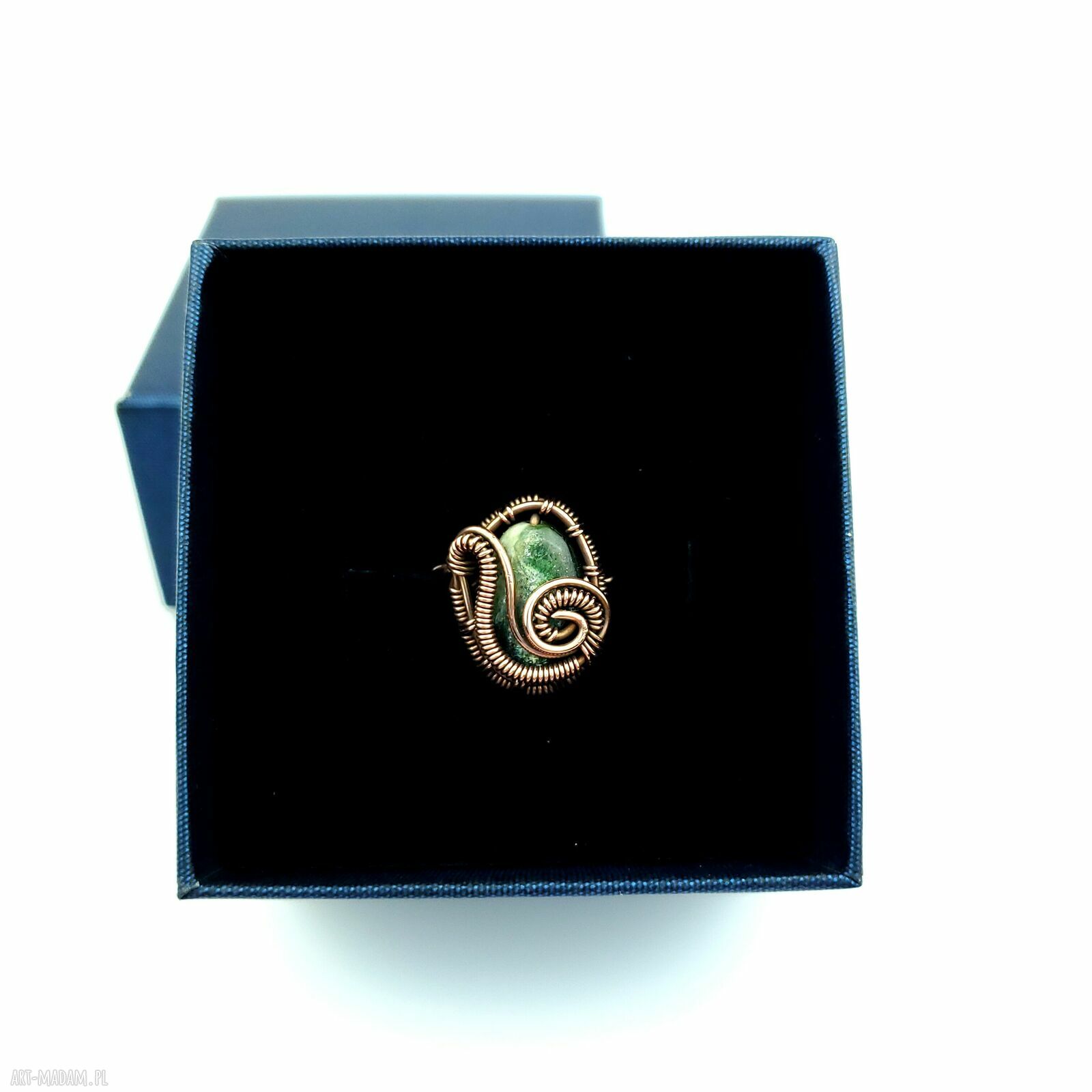 Szmaragdowy pierścionek regulowany z oksydowanej miedzi - rękodzieło wire wrapping