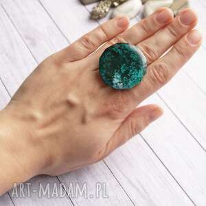 unikatowy pierścień z żywicy inky emerald