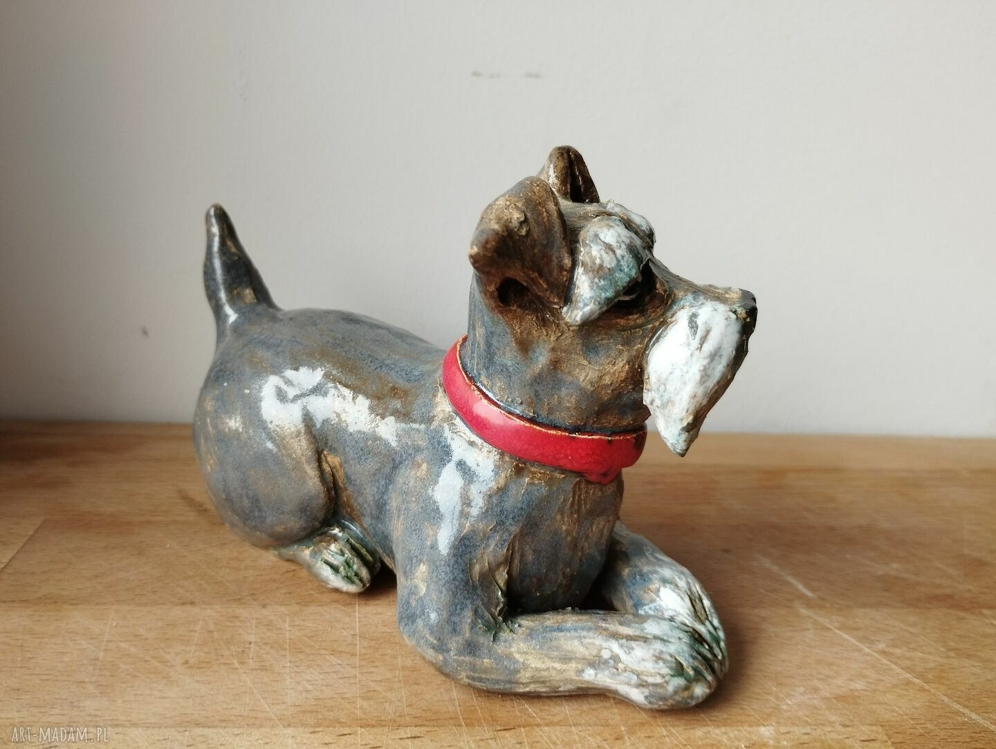 Sznaucerek leżący - ręcznie robiona figurka ceramiczna na półkę