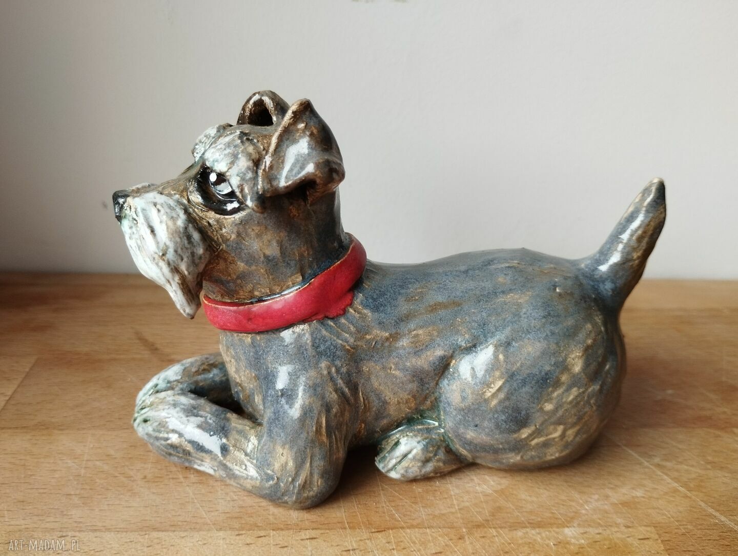 Sznaucerek leżący - ręcznie robiona figurka ceramiczna na półkę