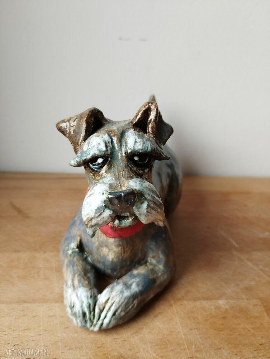 Sznaucerek leżący - ręcznie robiona figurka ceramiczna na półkę