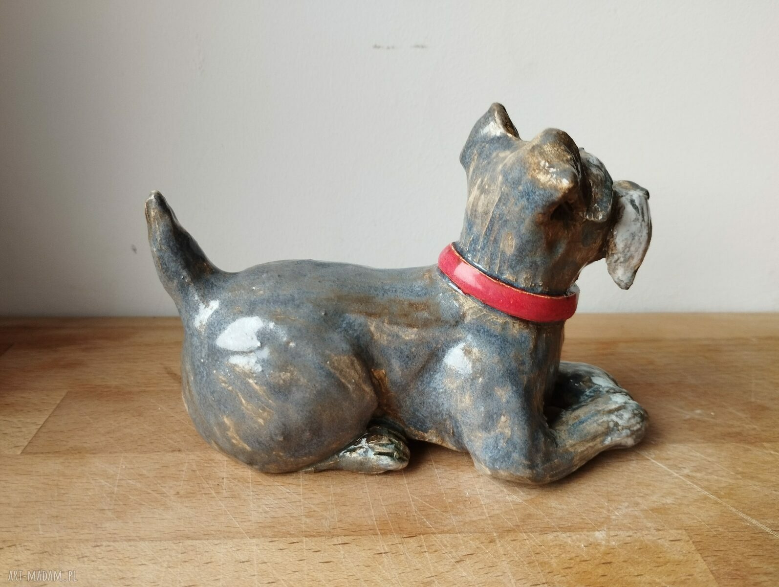 Sznaucerek leżący - ręcznie robiona figurka ceramiczna na półkę