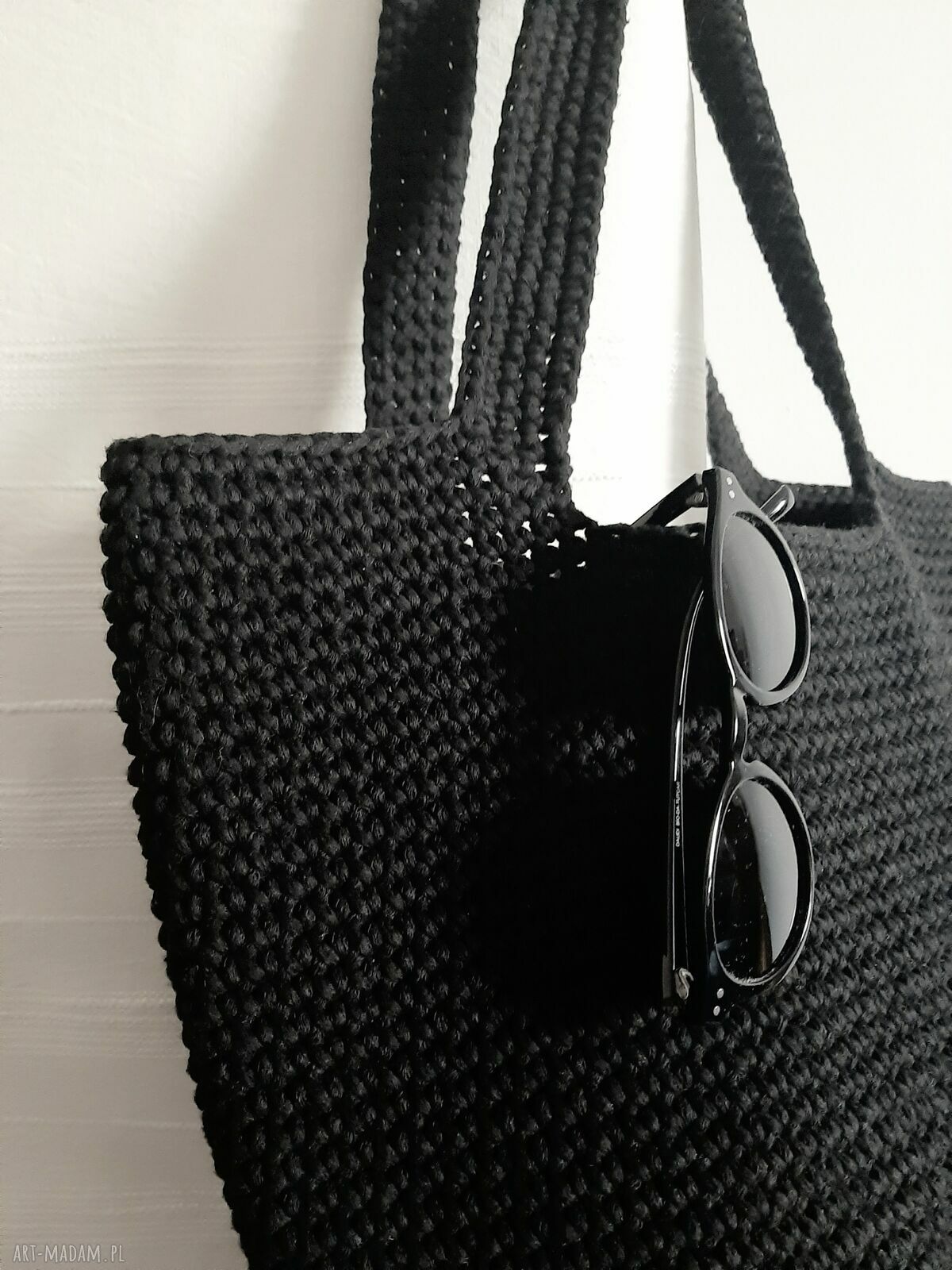 Czarna sznurkowa torba typu shopper - ręcznie szydełkowana na ramię