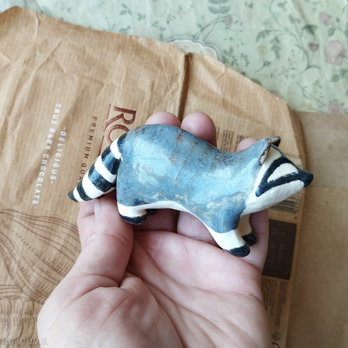Szop ceramiczny - ręcznie lepiona figurka na półkę