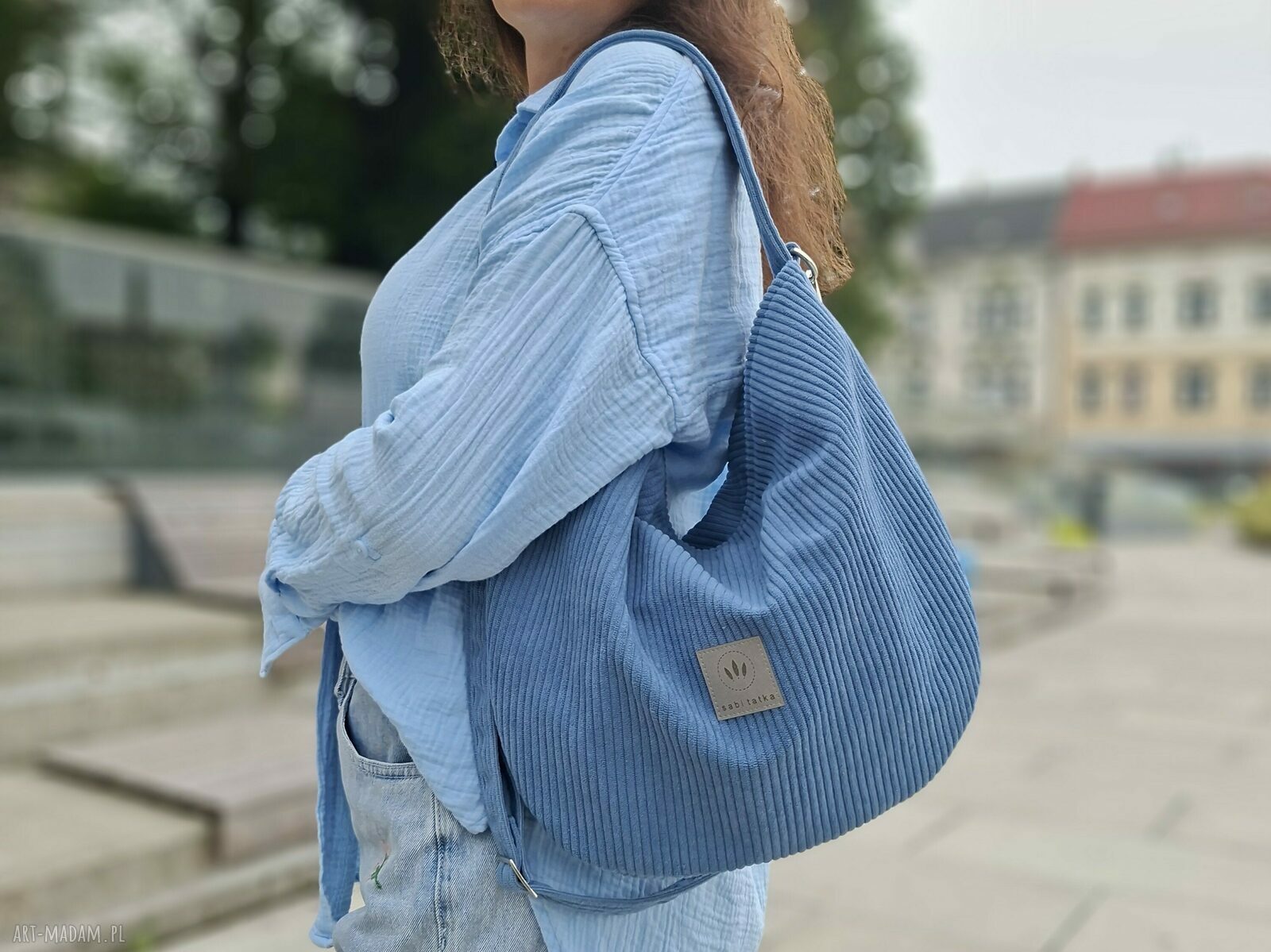 Sztruksowa mała torba worek - niebieska mini hobo na ramię