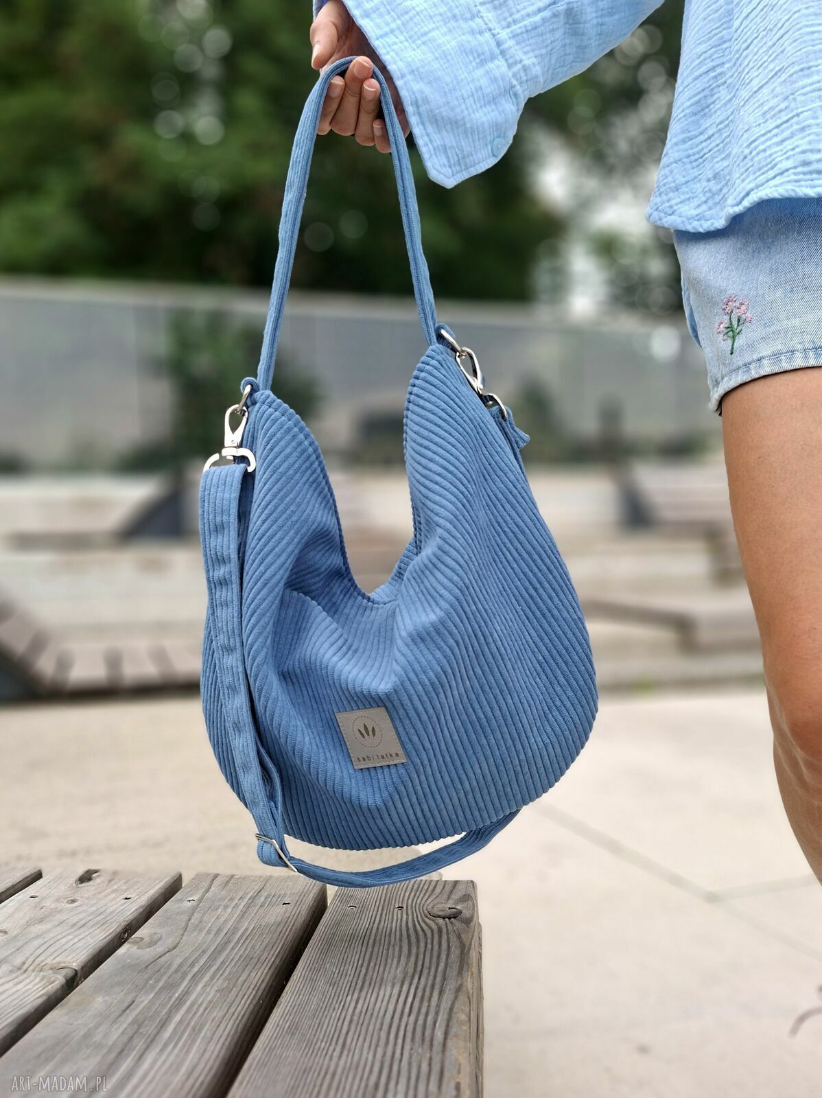 Sztruksowa mała torba worek - niebieska mini hobo na ramię
