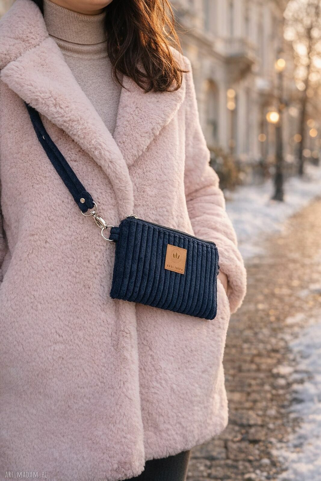 Czarna sztruksowa mini nerka na telefon - saszetka crossbody z regulowanym paskiem