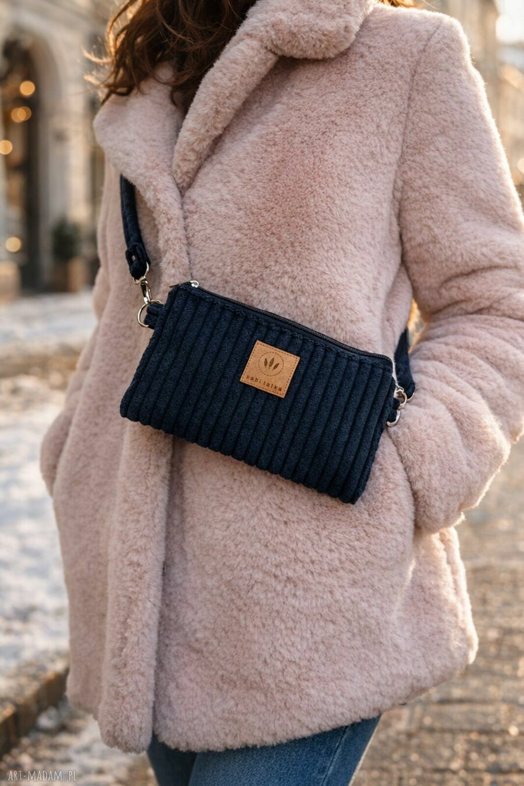 Czarna sztruksowa mini nerka na telefon - saszetka crossbody z regulowanym paskiem