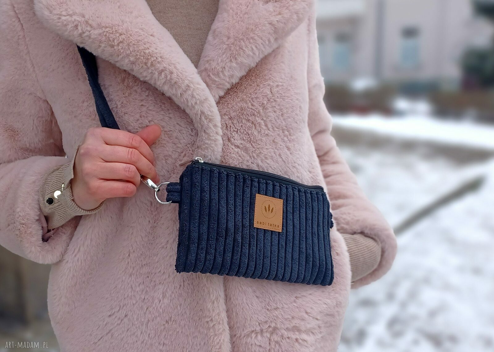 Czarna sztruksowa mini nerka na telefon i drobiazgi