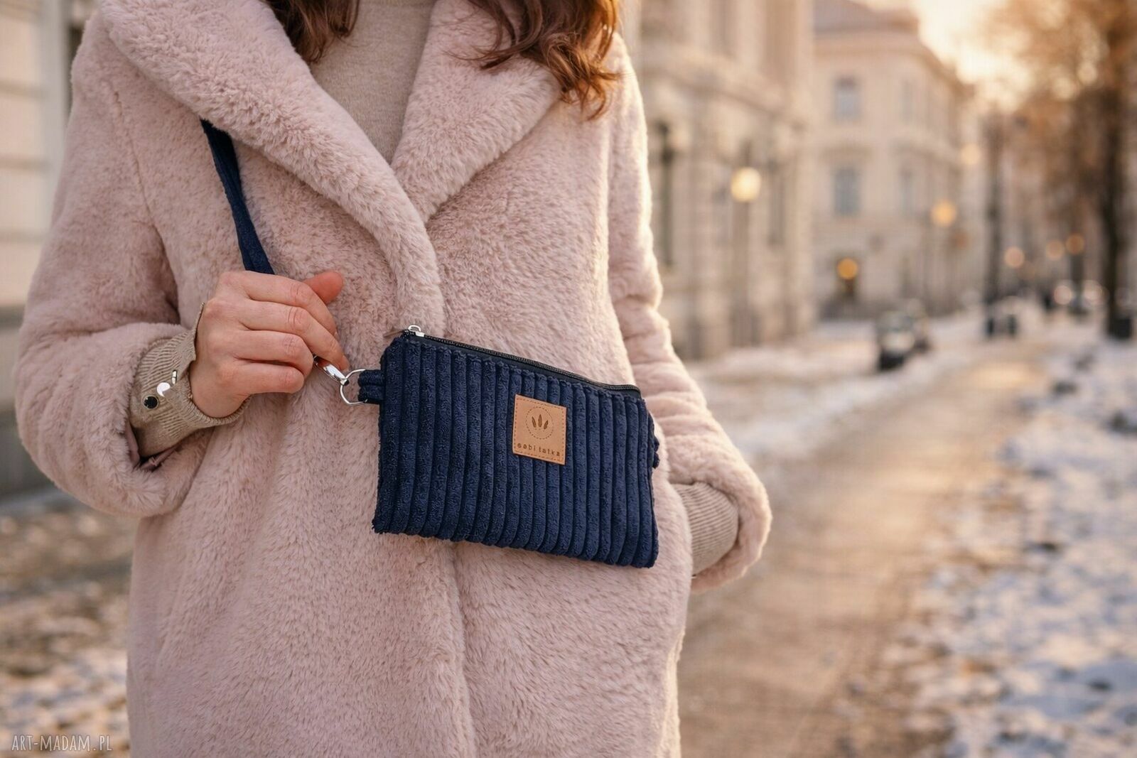 Czarna sztruksowa mini nerka na telefon - saszetka crossbody z regulowanym paskiem