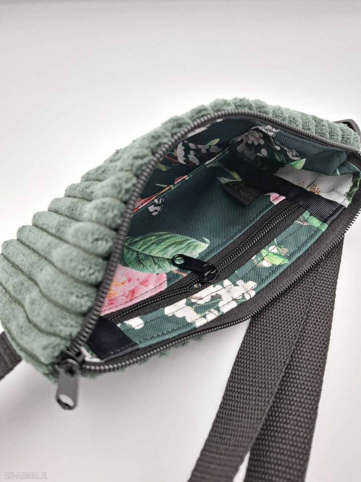 Zielona saszetka sztruksowa - mini nerka handmade z kwiatem jabłoni