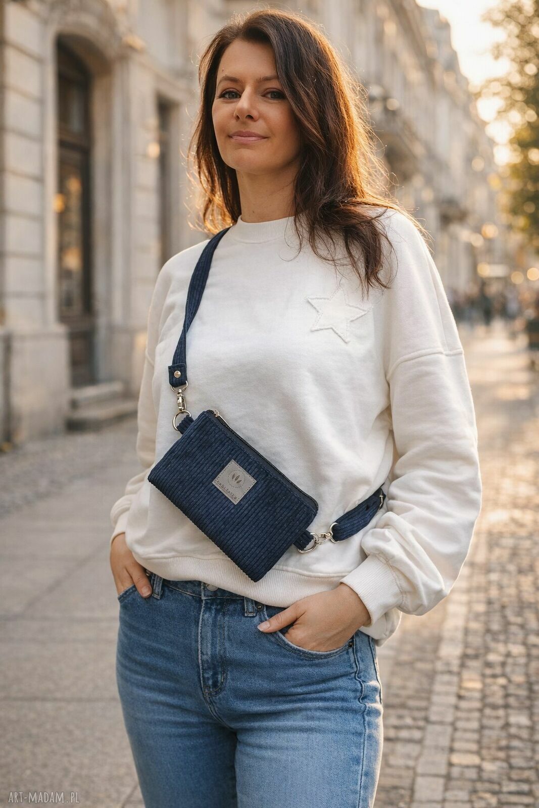 Sztruksowa saszetka na telefon - czarna w drobnym prążku mała nerka