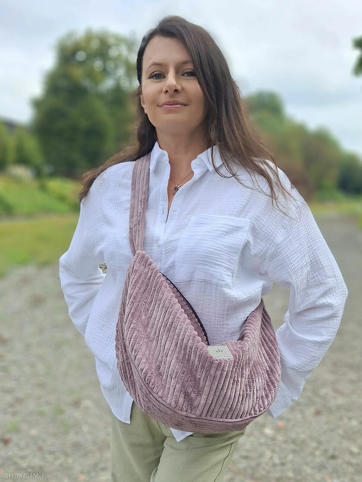 Sztruksowa torba hobo wrzosowa na ramię - miękki sztruks i regulowany pasek