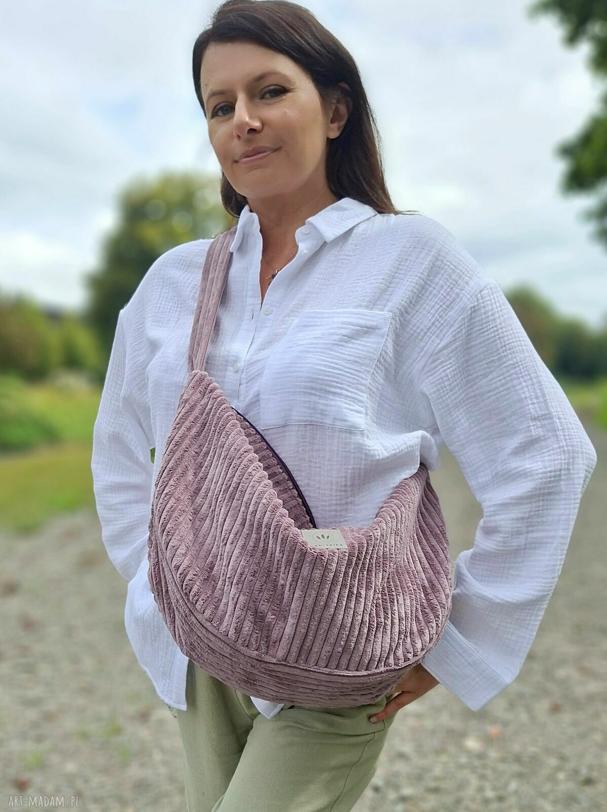 Sztruksowa torba hobo wrzosowa na ramię - miękki sztruks i regulowany pasek