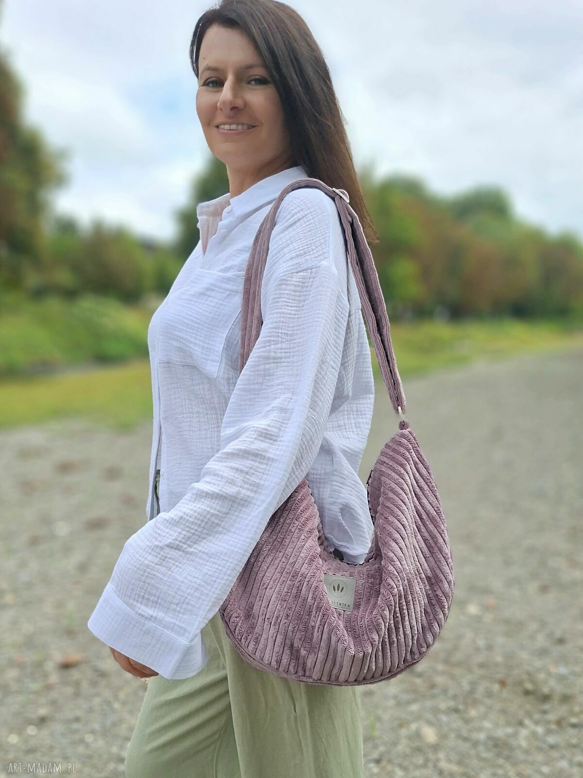 Sztruksowa torba hobo wrzosowa na ramię - miękki sztruks i regulowany pasek