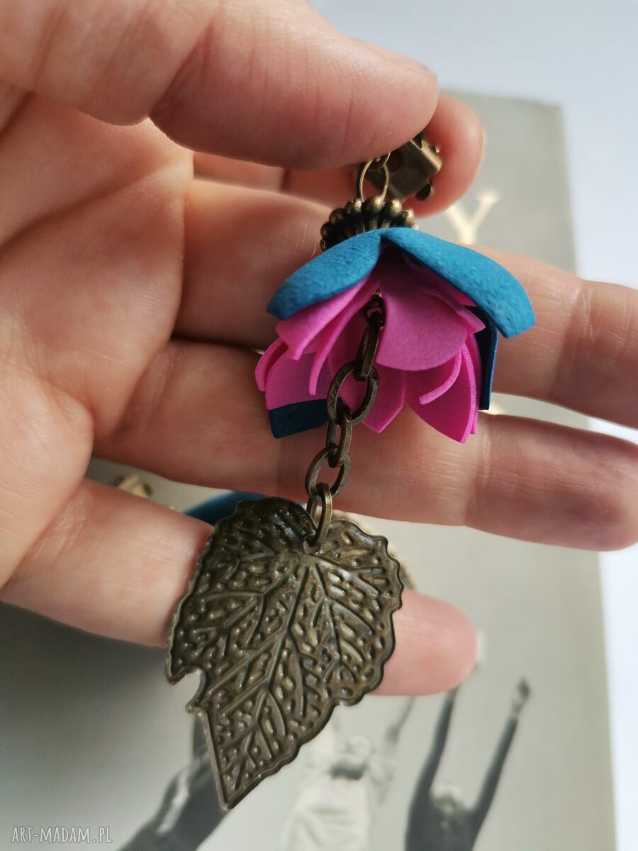Klipsy boho z kolorowymi frędzlami i kwiatowym motywem
