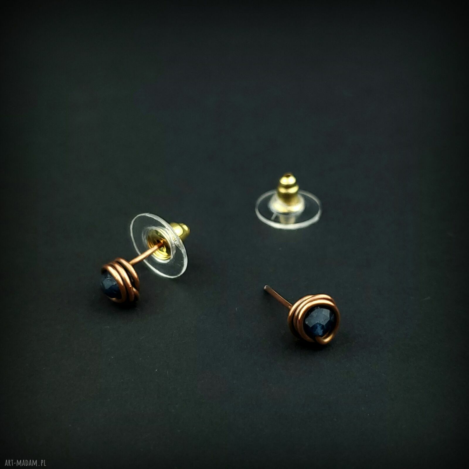Kolczyki sztyfty z szafirem - miedziane wire wrapping