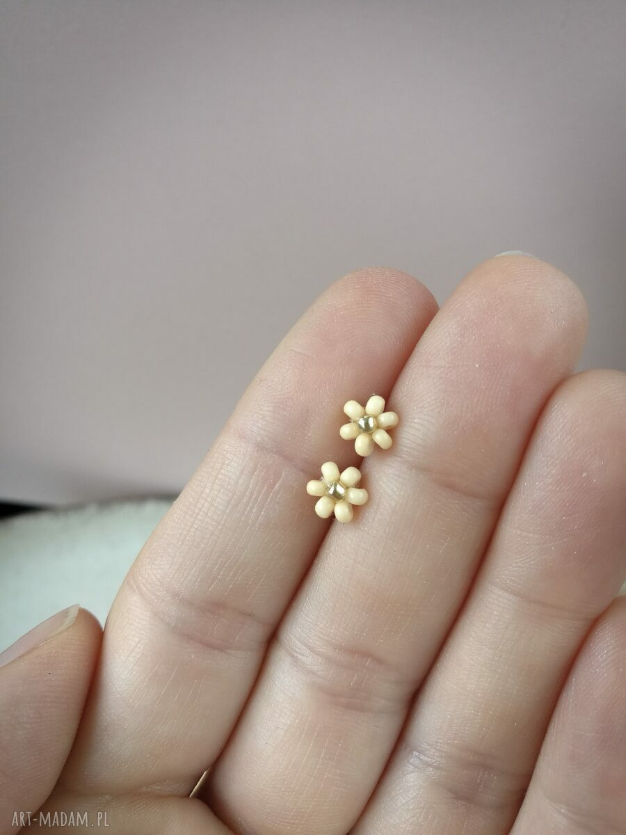 Kolczyki sztyfty małe stokrotki z koralików w jasnym żółtym kolorze (ok. 6 mm)