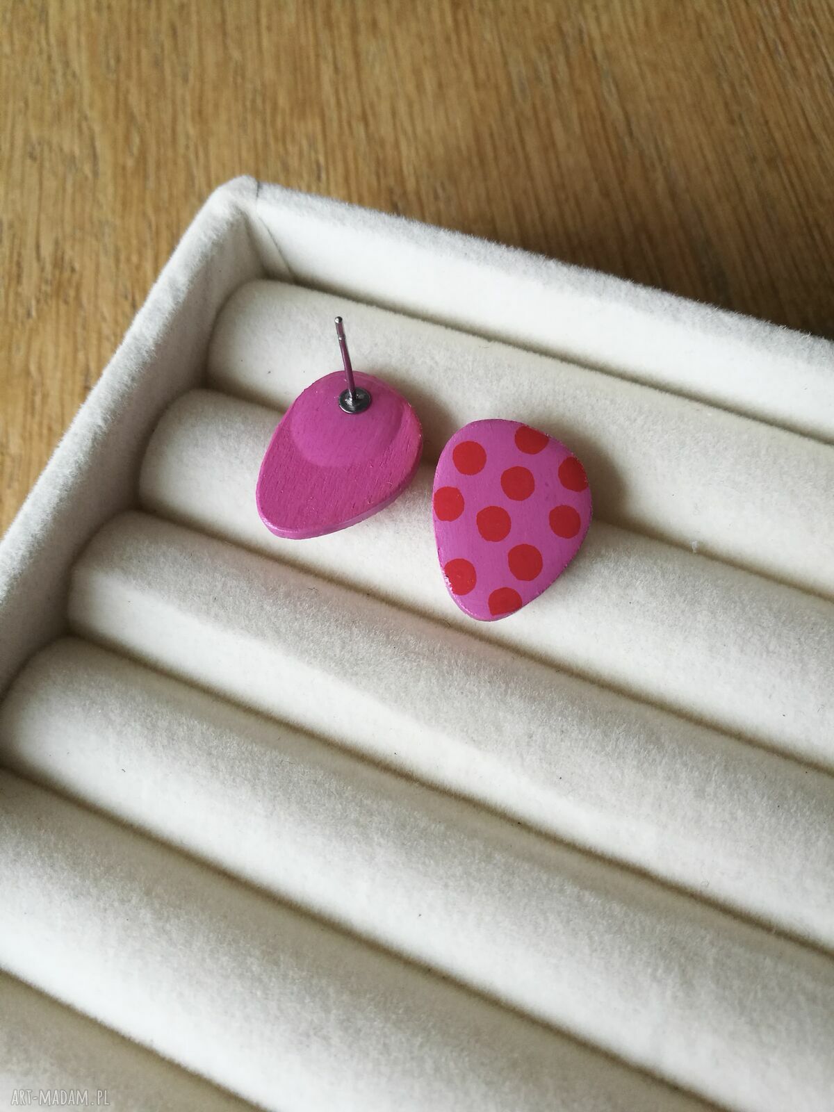 Kolczyki sztyfty drewniane w różowe kropki - ręcznie robione By Tasha