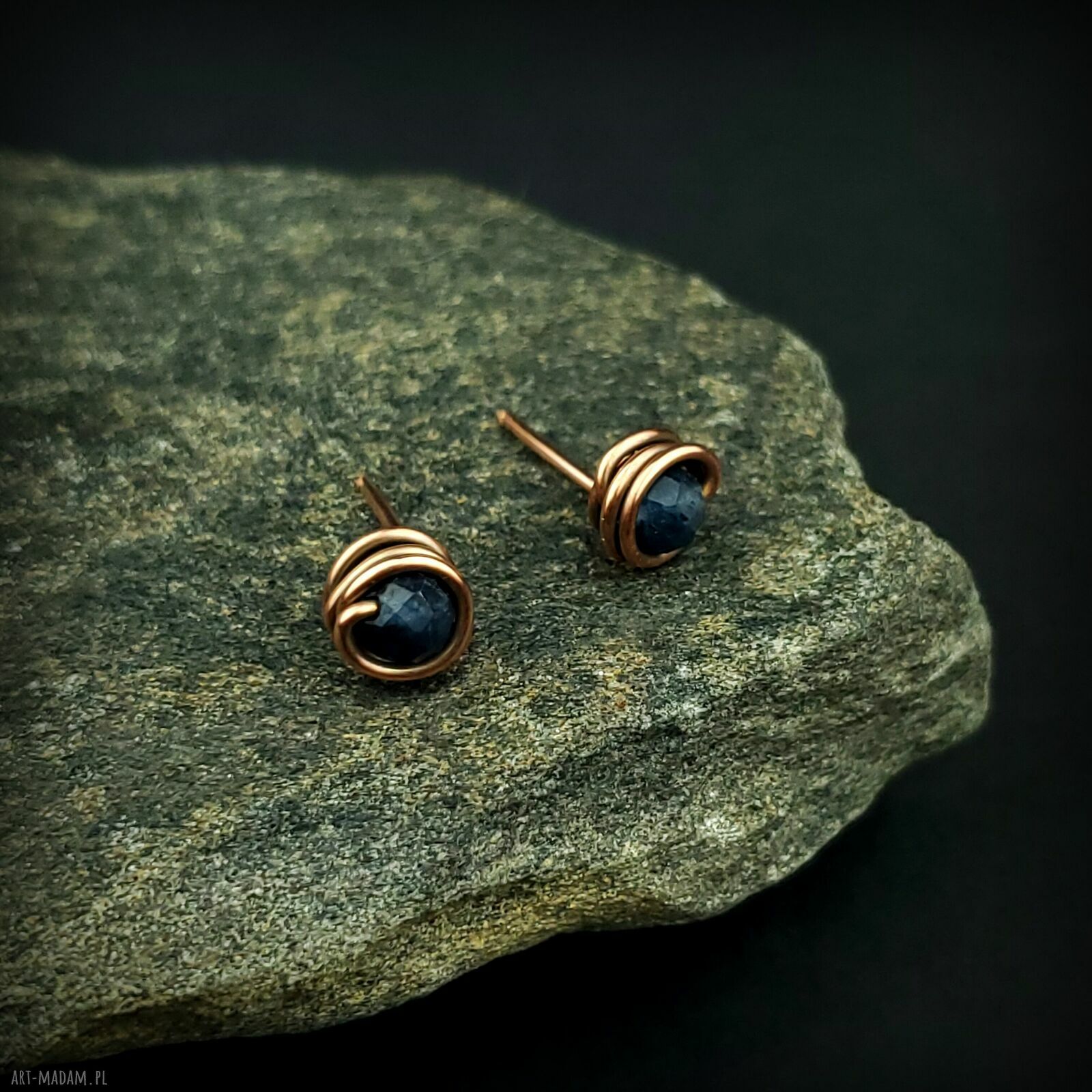 Kolczyki sztyfty z szafirem - miedziane wire wrapping