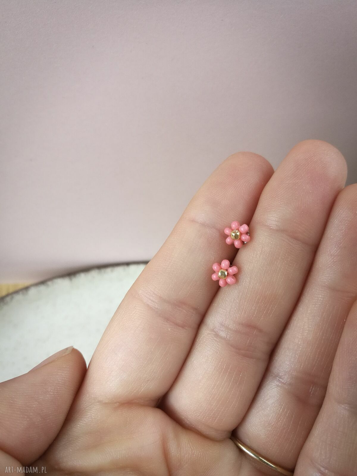 Kolczyki sztyfty małe stokrotki z brzoskwiniowych koralików (By Tasha)