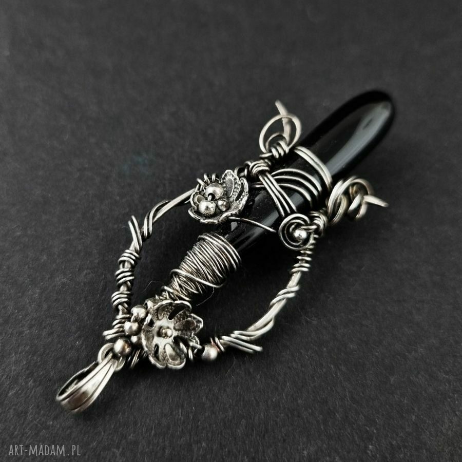 Czarny sztylet - srebrny wisior z onyksu w technice wire-wrapping