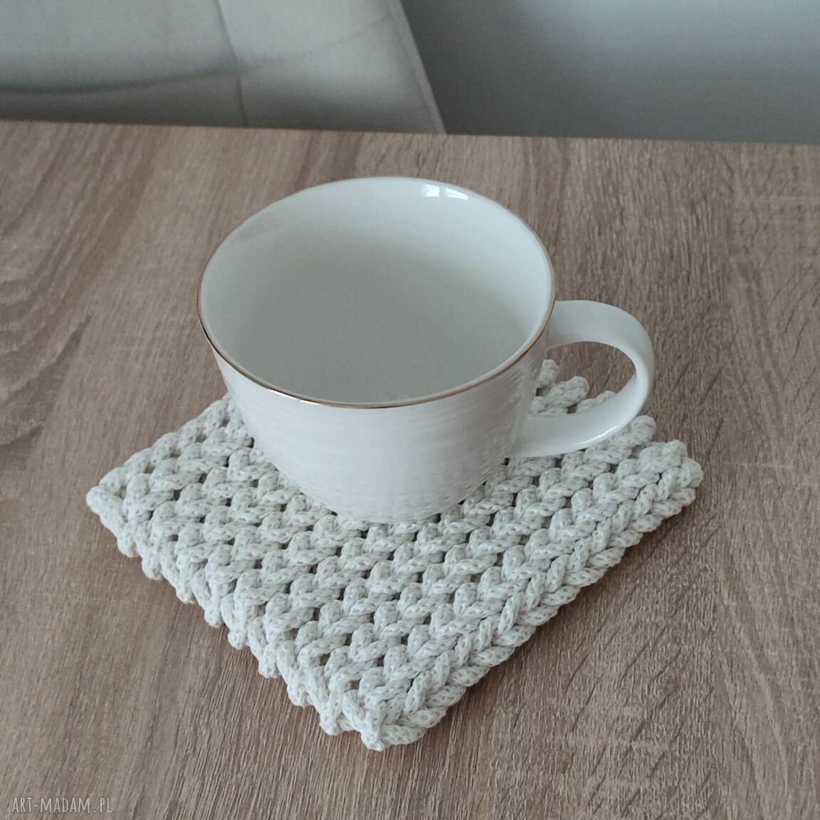 Podkładka szydełkowa pod kubek 16x16 cm - ręcznie robiona ze sznurka bawełnianego