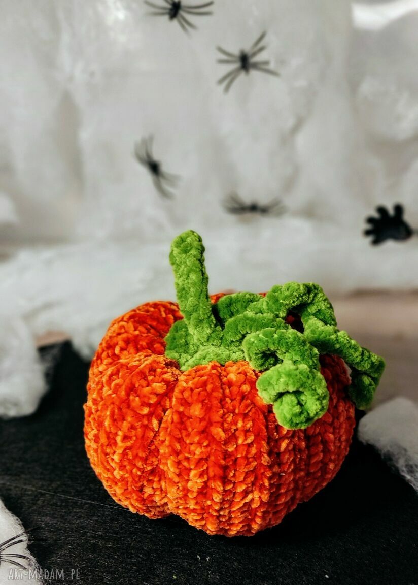 Szydełkowa dynia na Halloween - miękka dekoracja z pluszowej włóczki