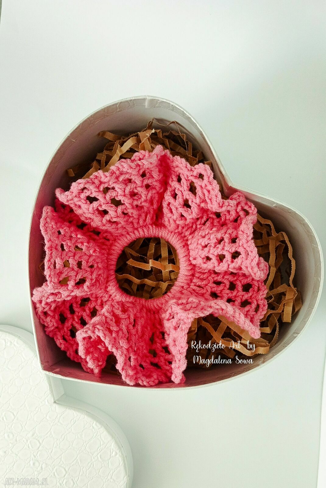 Szydełkowa gumka do włosów Scrunchie w kolorze róż landrynkowy