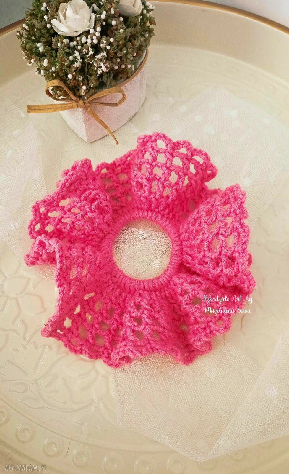 Szydełkowa gumka do włosów Scrunchie w kolorze róż landrynkowy