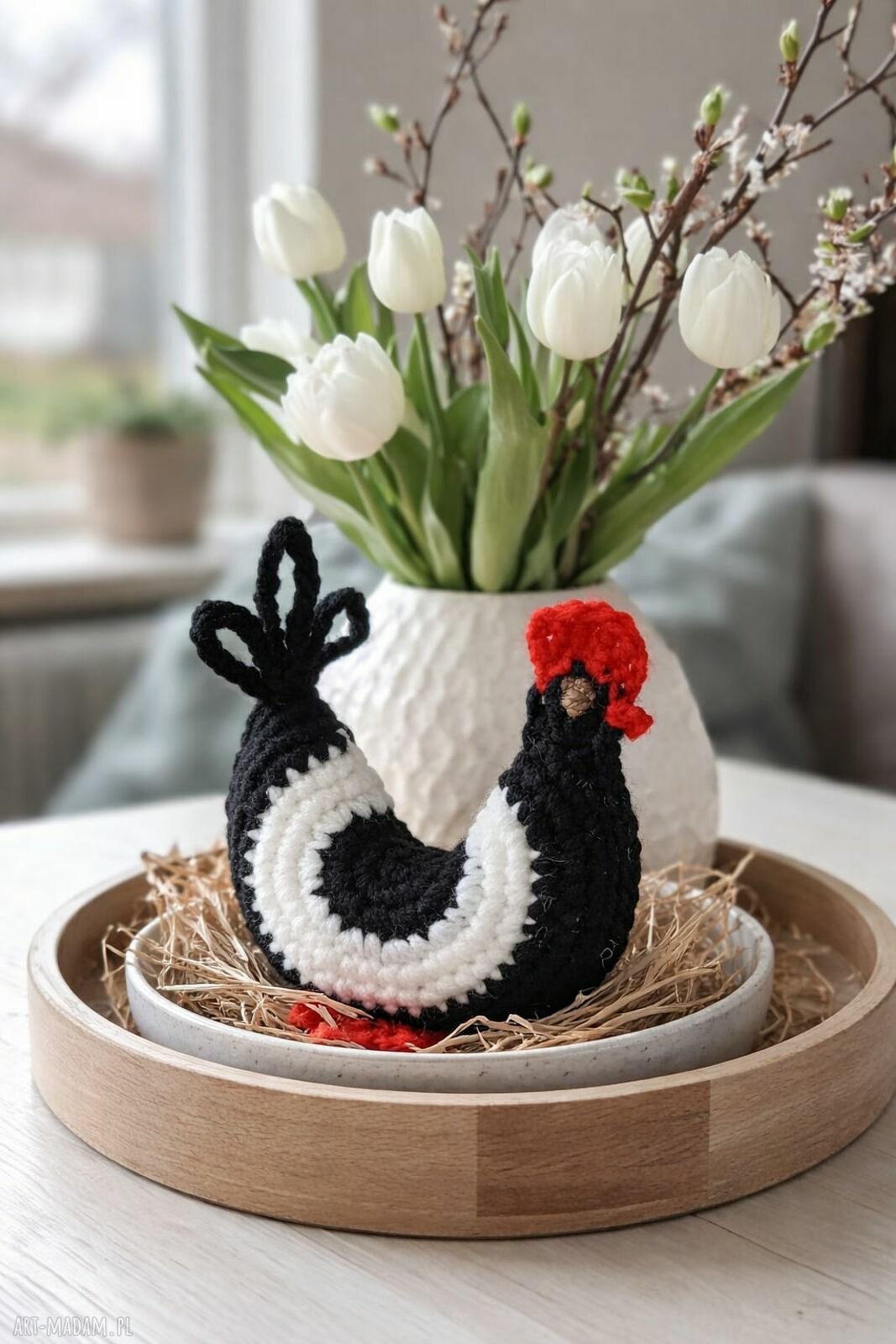 Szydełkowa kurka czarno-biała - amigurumi, które zdobi Wielkanoc