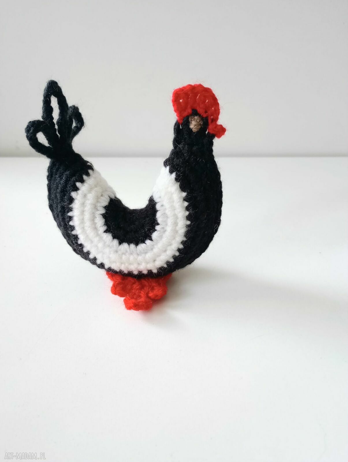 Szydełkowa kurka czarno-biała - amigurumi, które zdobi Wielkanoc