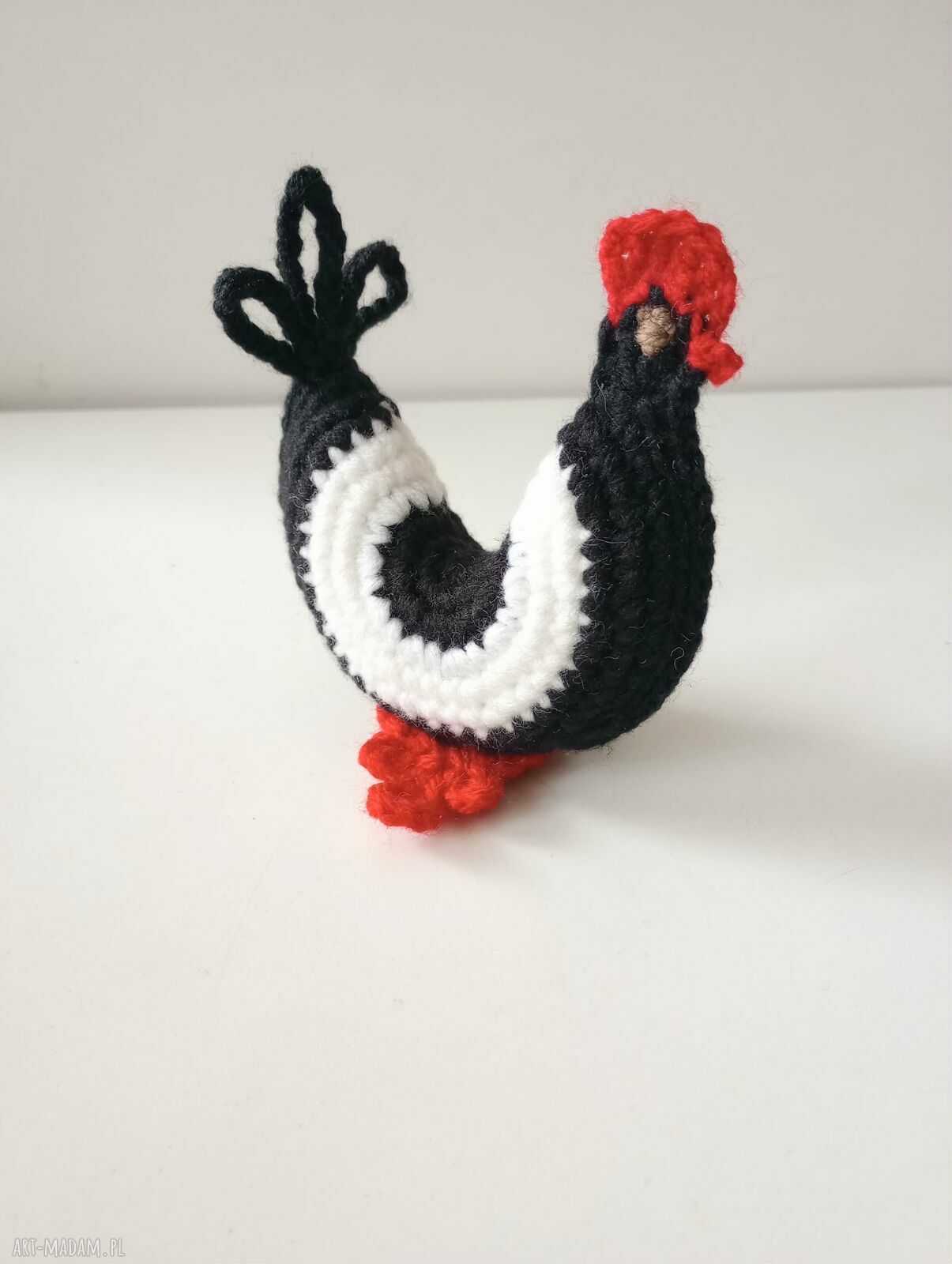 Szydełkowa kurka czarno-biała - amigurumi, które zdobi Wielkanoc