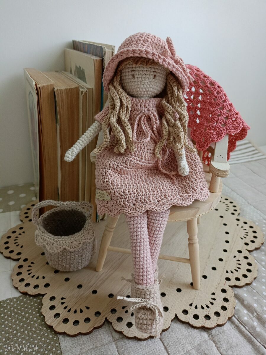 Szydełkowa lalka pudroworóżowa - prezent dla dziewczynki (handmade)